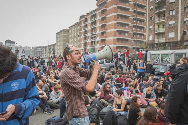 Studenten im Gebäude der Bildungsagentur in Mailand, Italien — Stockfoto