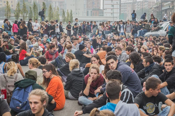 Φοιτητές στο εσωτερικό του οργανισμού εκπαίδευσης, κτίριο στο Μιλάνο, Ιταλία — Φωτογραφία Αρχείου