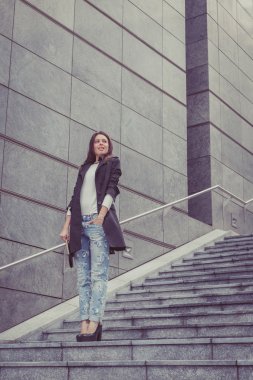 Güzel kız şehir sokaklarda poz