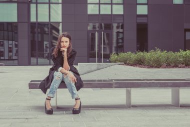 Güzel kız şehir sokaklarda poz