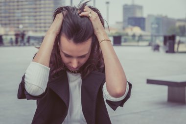 Güzel kız şehir sokaklarda poz