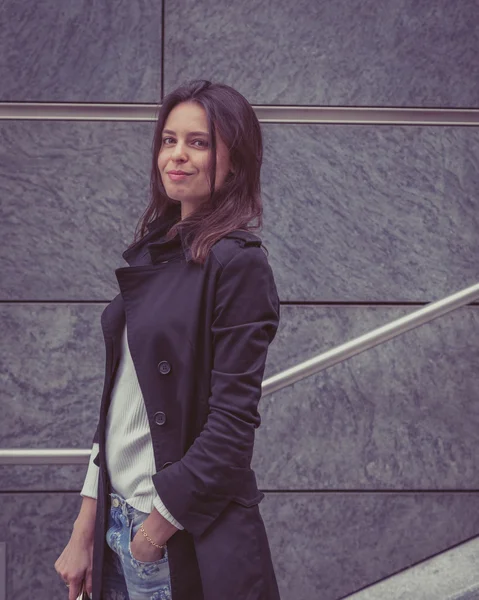 Chica bonita posando en las calles de la ciudad —  Fotos de Stock