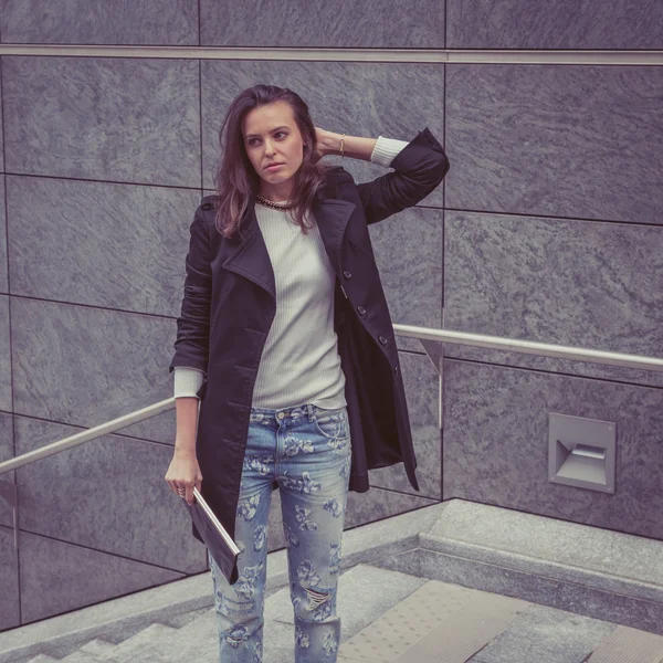 Pretty girl posing in the city streets — Stock Photo, Image