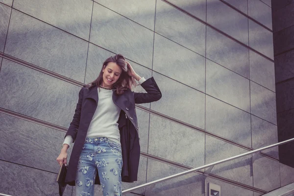 Bella ragazza in posa per le strade della città — Foto Stock