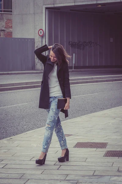 Chica bonita posando en las calles de la ciudad —  Fotos de Stock