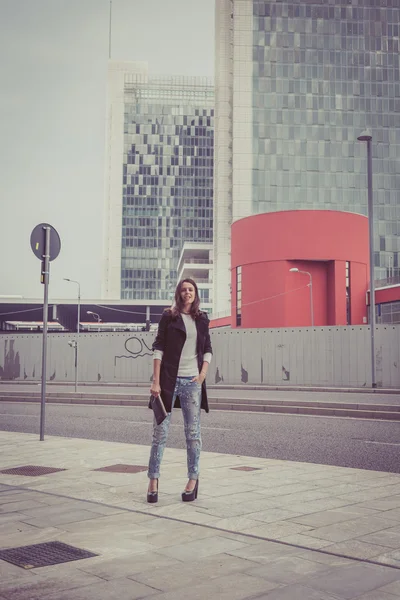 Söt flicka poserar på stadens gator — Stockfoto