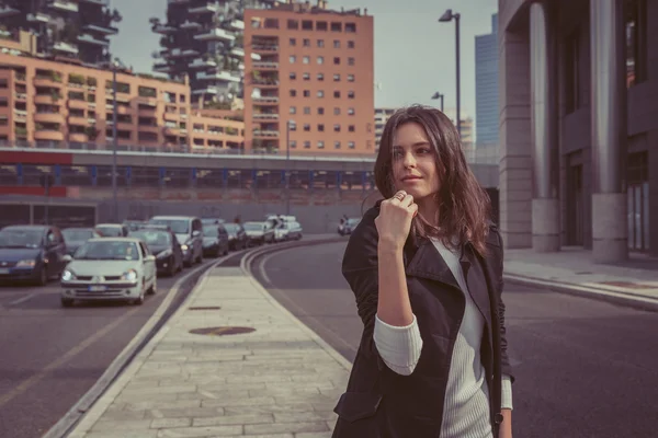 Chica bonita posando en las calles de la ciudad —  Fotos de Stock