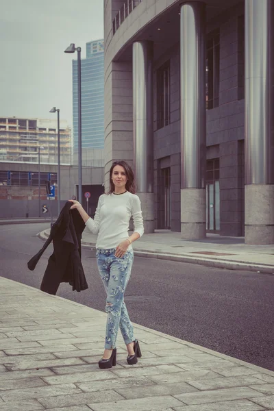 Söt flicka poserar på stadens gator — Stockfoto