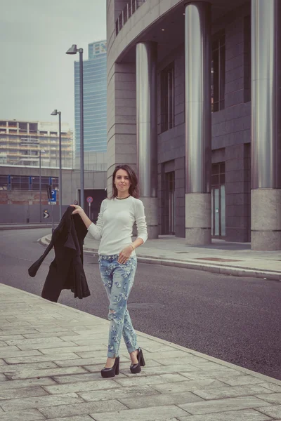 Pretty girl posing in the city streets — Stock Photo, Image