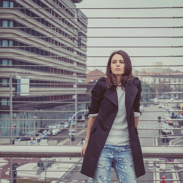 Bella ragazza in posa per le strade della città — Foto Stock