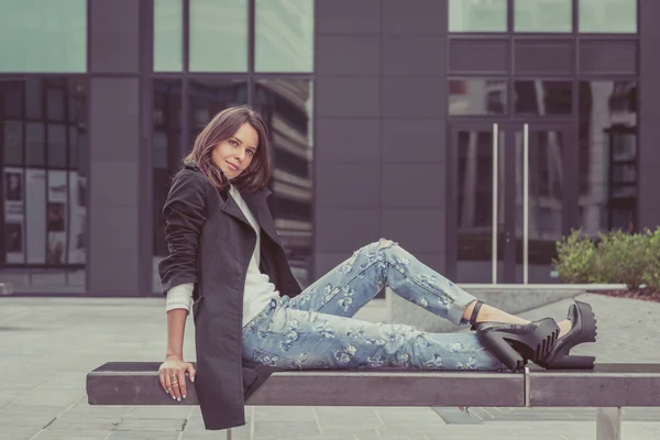 Menina bonita posando nas ruas da cidade — Fotografia de Stock