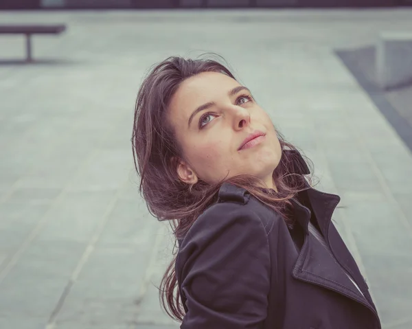 Menina bonita posando nas ruas da cidade — Fotografia de Stock