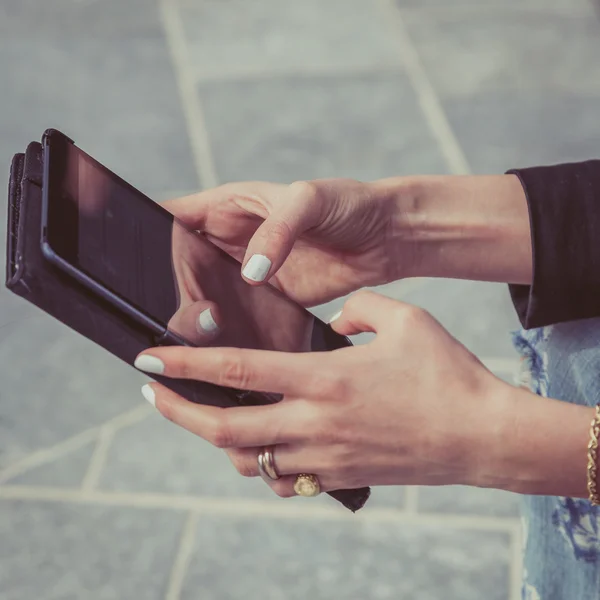 Detalhe de uma garota trabalhando com seu tablet — Fotografia de Stock