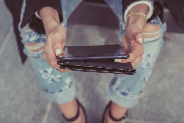 Detalle de una chica trabajando con su tablet — Foto de Stock