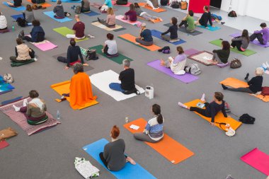 İnsanlar Yoga Festivali 2014 Milan, İtalya, bir sınıf almak