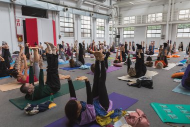 İnsanlar Yoga Festivali 2014 Milan, İtalya, bir sınıf almak