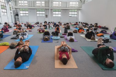 İnsanlar Yoga Festivali 2014 Milan, İtalya, bir sınıf almak