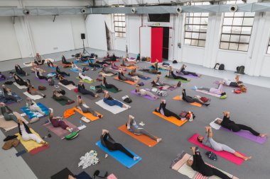 İnsanlar Yoga Festivali 2014 Milan, İtalya, bir sınıf almak
