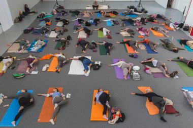 İnsanlar Yoga Festivali 2014 Milan, İtalya, bir sınıf almak