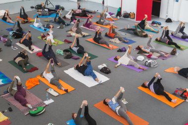 İnsanlar Yoga Festivali 2014 Milan, İtalya, bir sınıf almak