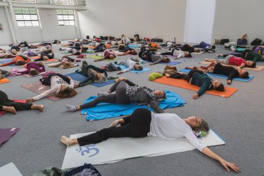 İnsanlar Yoga Festivali 2014 Milan, İtalya, bir sınıf almak