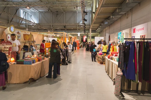 Personas y stands en el Yoga Festival 2014 en Milán, Italia — Foto de Stock