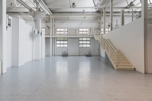 Hvidt tomt værelse på Yoga Festival 2014 i Milano, Italien - Stock-foto