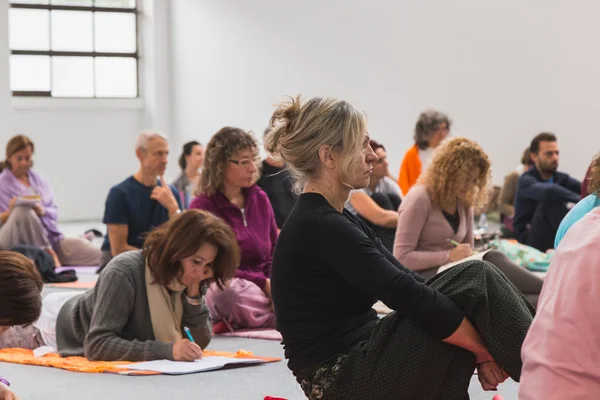 İnsanlar Yoga Festivali 2014 Milan, İtalya, bir sınıf almak