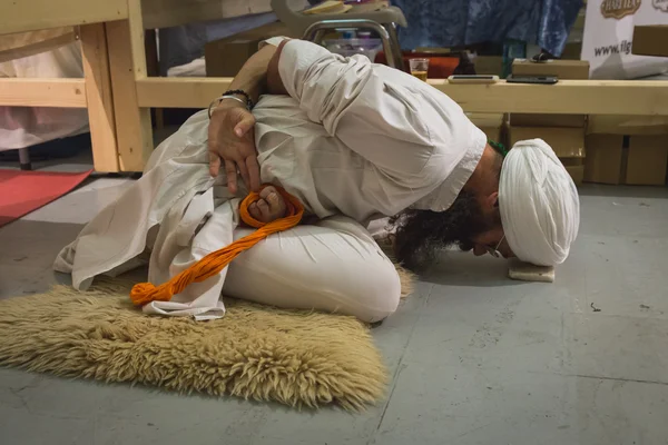 Yogi beoefenen op Yoga Festival 2014 in Milaan, Italië — Stockfoto