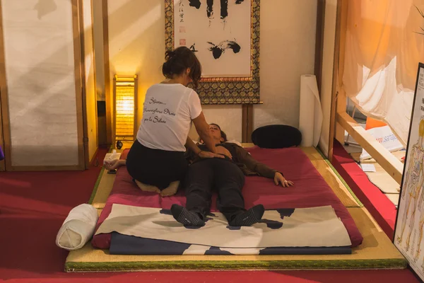Shiatsu massage at Yoga Festival 2014 in Milan, Italy — Stock Photo, Image