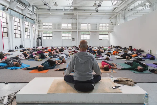 İnsanlar Yoga Festivali 2014 Milan, İtalya, bir sınıf almak