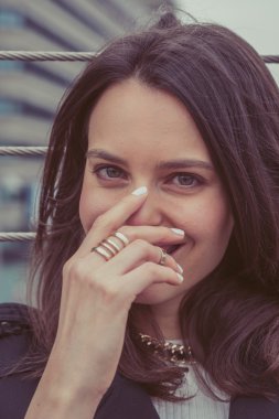 Güzel kız şehir sokaklarda poz