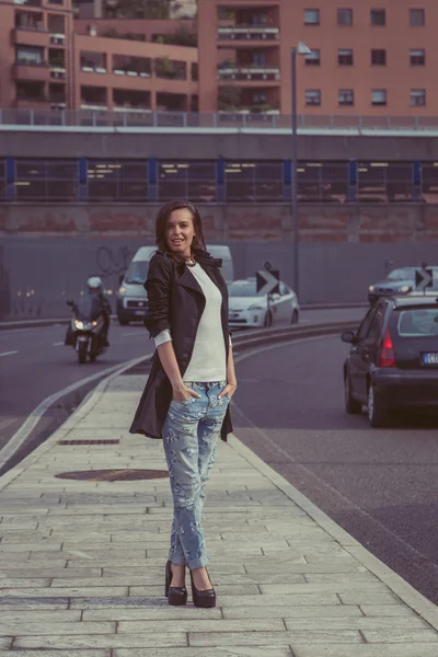 Chica bonita posando en las calles de la ciudad —  Fotos de Stock