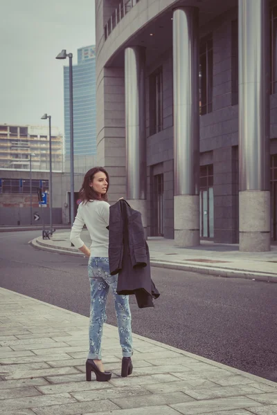 Chica bonita posando en las calles de la ciudad —  Fotos de Stock