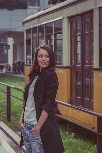 Pretty girl posing in the city streets — Stock Photo, Image