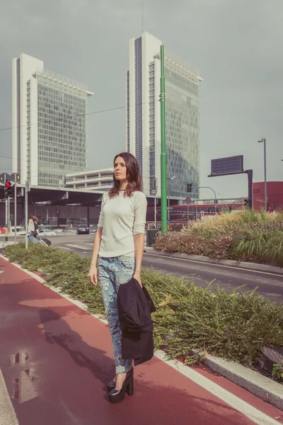 Jolie fille posant dans les rues de la ville — Photo