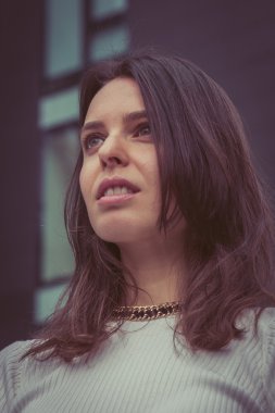 Güzel kız şehir sokaklarda poz