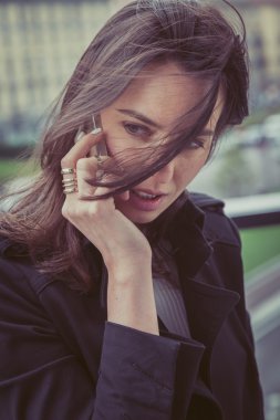 Güzel kız şehir sokaklarında telefonda konuşuyor