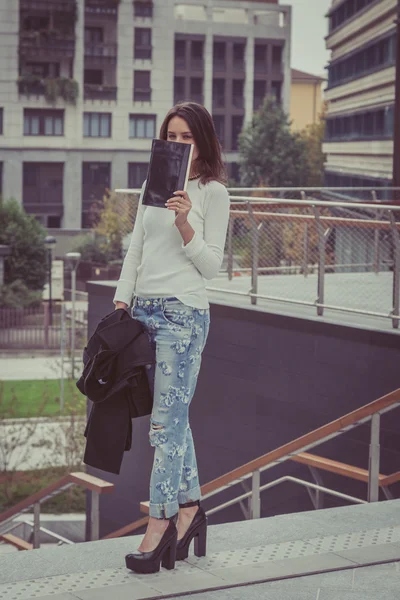 Mooi meisje poseren in de straten van de stad — Stockfoto