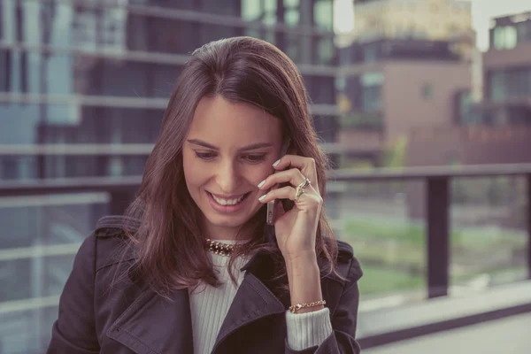 Ładna dziewczyna rozmawia telefon na ulicach miasta — Zdjęcie stockowe