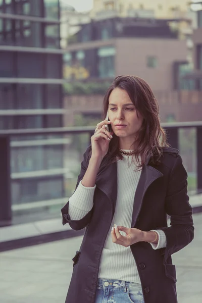 Söt flicka prata telefon på stadens gator — Stockfoto