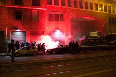 Milan, İtalya için Türk Konsolosluğu önünde polis için kutu başlatılması göstericiler duman