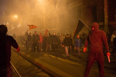 Milan, İtalya için Türk Konsolosluğu önünde polis için kutu başlatılması göstericiler duman