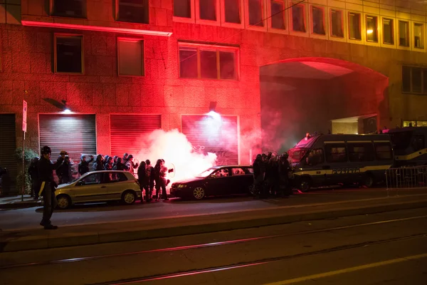 Demonstrators launching smoke canisters to police in front of the Turkish consulate in Milan, Italy — Stock Photo, Image