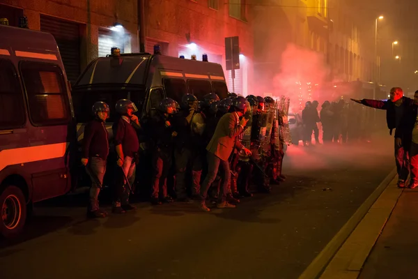 Demonstrators launching smoke canisters to police in front of the Turkish consulate in Milan, Italy — Stock Photo, Image