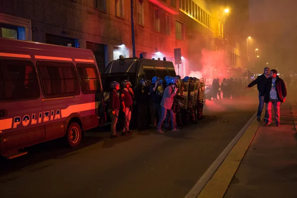 Manifestanti che lanciano fumogeni alla polizia davanti al consolato turco di Milano — Foto Stock