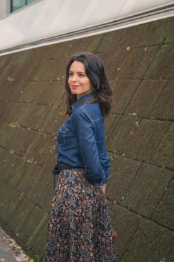 Güzel kız şehir sokaklarda poz