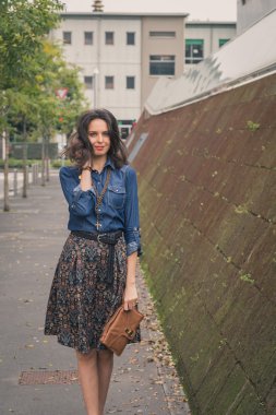 Güzel kız şehir sokaklarda poz