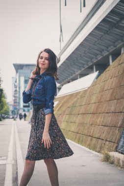 Güzel kız şehir sokaklarda poz