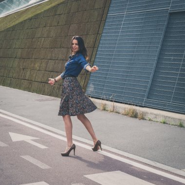 Güzel kız şehir sokaklarda poz